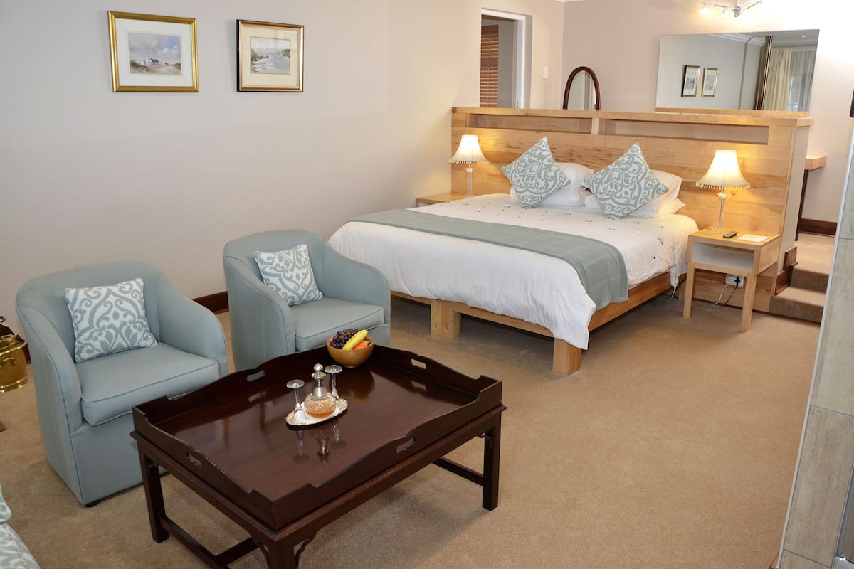 Main Lodge Room : Twin/King (1) | Premium bedding, in-room safe, desk, blackout drapes