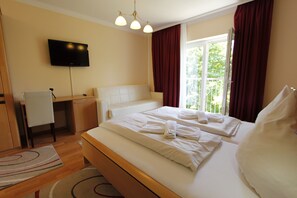 Minibar, desk, iron/ironing board, cots/infant beds - Hotel Rhein-Mosel-View (Urbar)