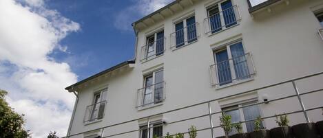 Un edificio de varios pisos con balcones y ventanas.