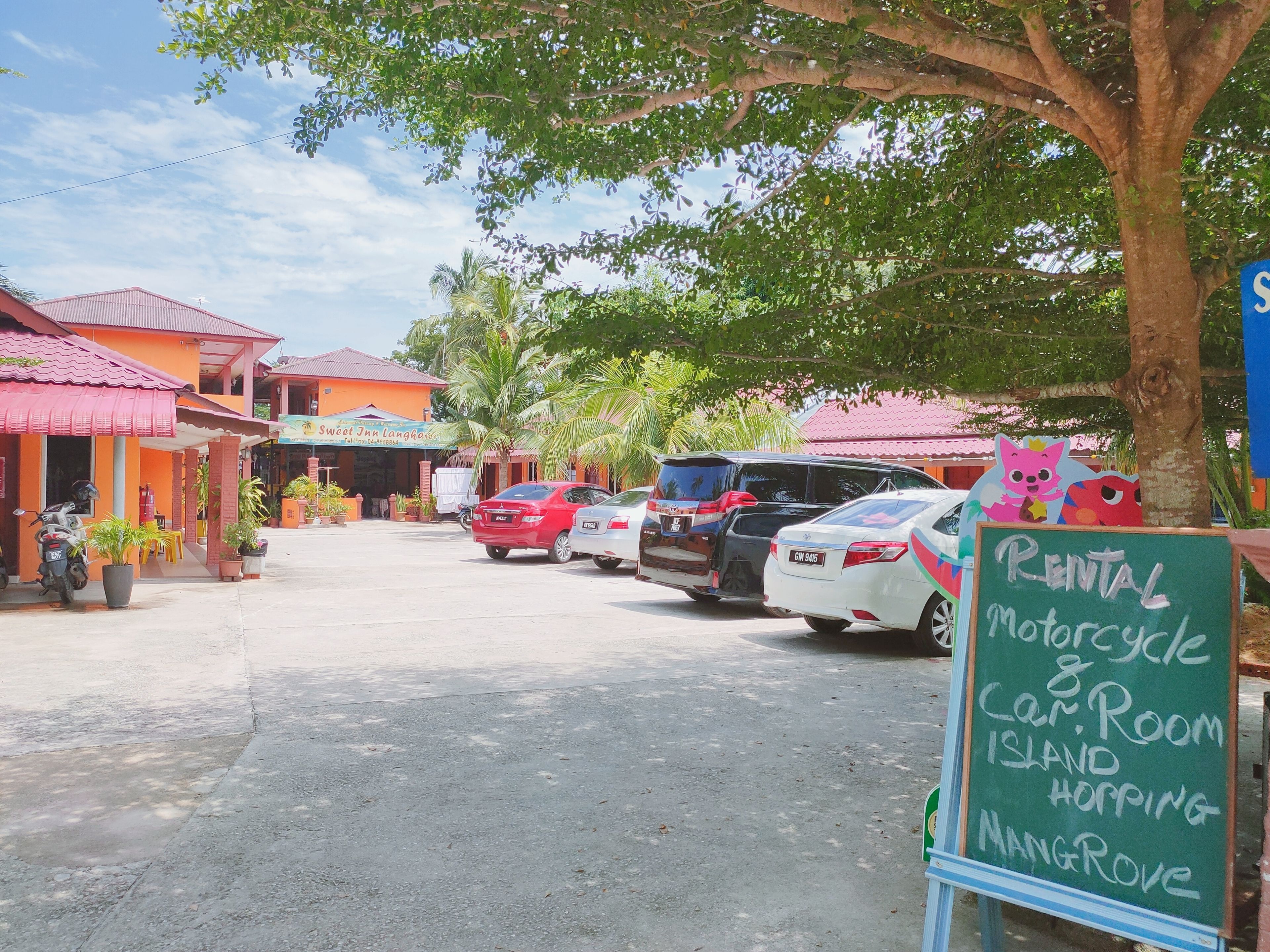 Tempat letak kenderaan sendiri percuma 