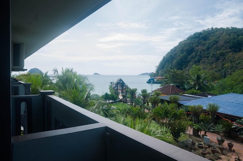 Penarak Bamboo Beach Motel