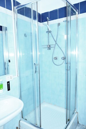 Shower, rainfall showerhead, free toiletries, hair dryer - Hotel New Milan (Milan)