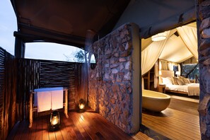 Bathtub, designer toiletries, hair dryer, towels - Kwafubesi Tented Safari Camp (Bela-Bela)
