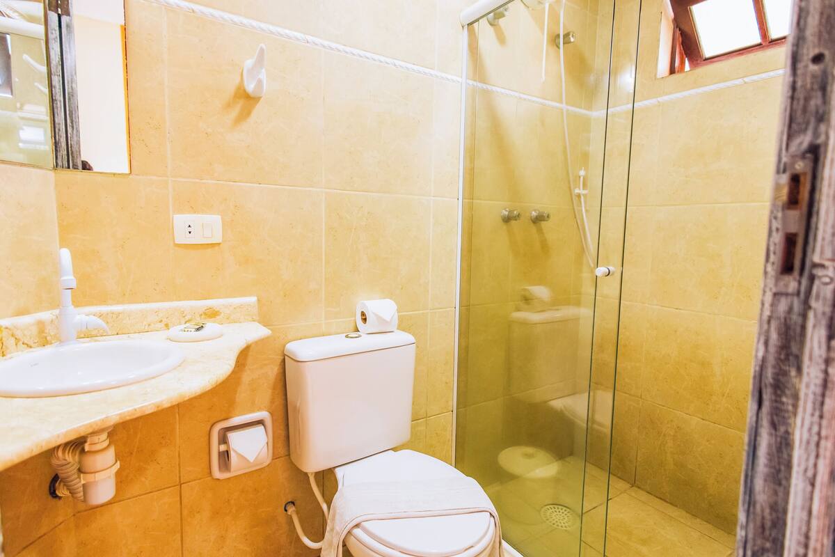 friends suite | bathroom | shower, designer toiletries, hair dryer, towels