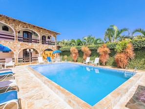 Piscina externa, funciona das 10h às 22h, guarda-sóis, espreguiçadeiras