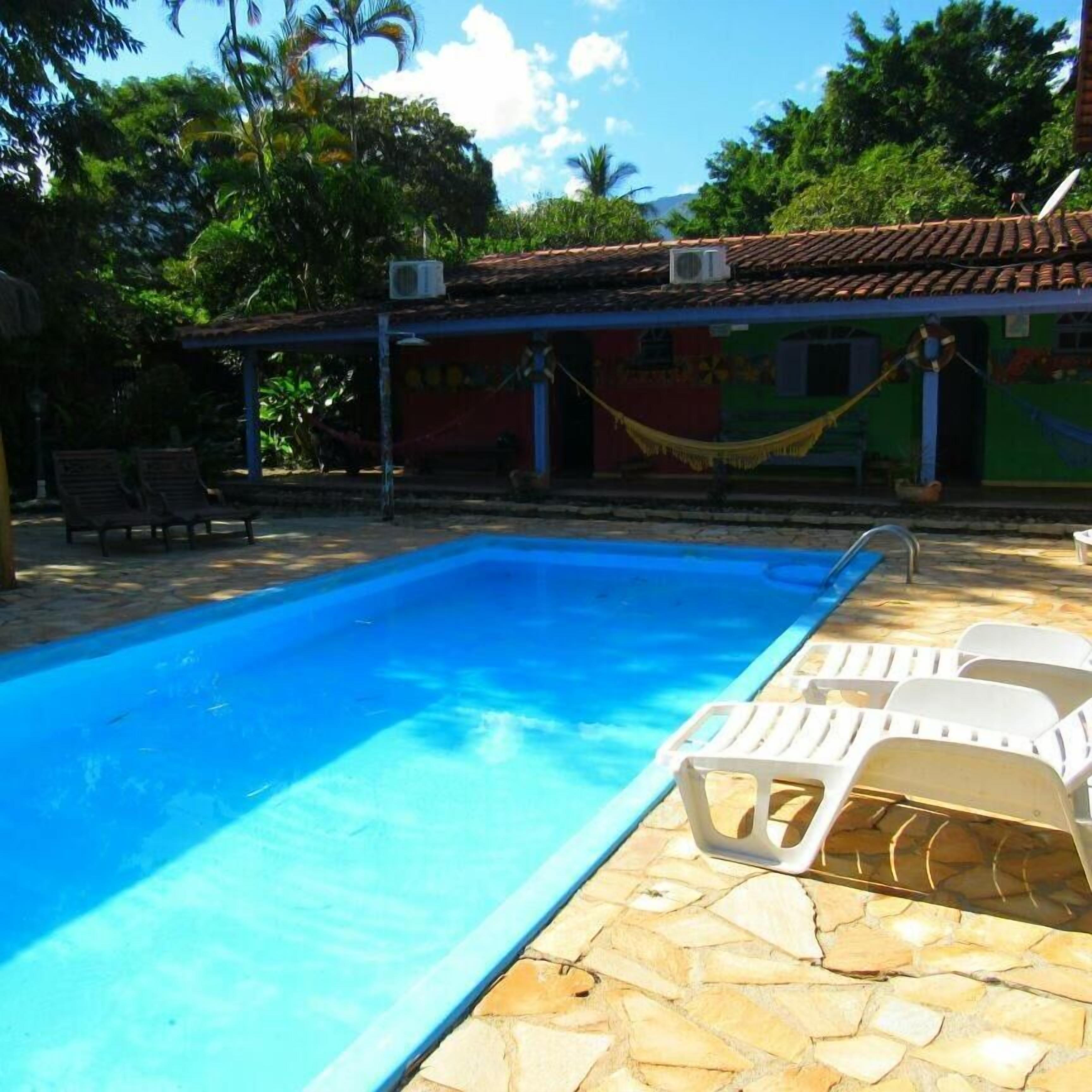 Piscina externa, espreguiçadeiras