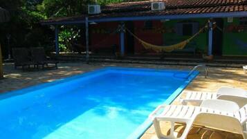 Piscina externa, espreguiçadeiras