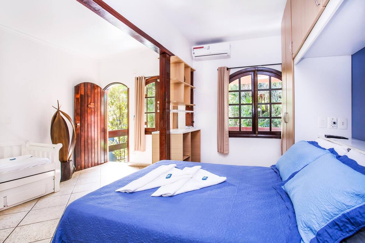 Minibar, coffres-forts dans les chambres, draps fournis