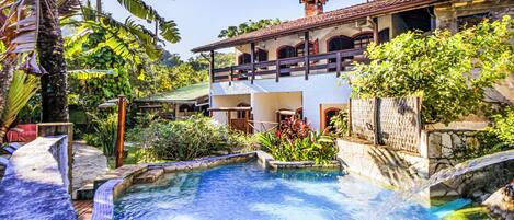 2 من حمّامات السباحة الخارجية، مظلات على حمّام السباحة، مقاعد للتشمس