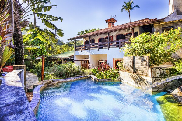 2 outdoor pools, pool umbrellas, pool loungers - VELINN Feiticeira Praia Hotel (Ilhabela)