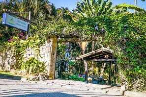 Front of property - VELINN Feiticeira Praia Hotel (Ilhabela)