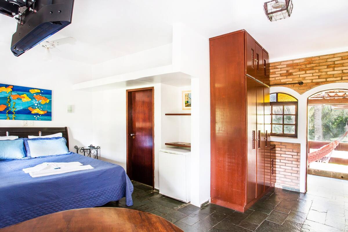 Minibar, coffres-forts dans les chambres, draps fournis