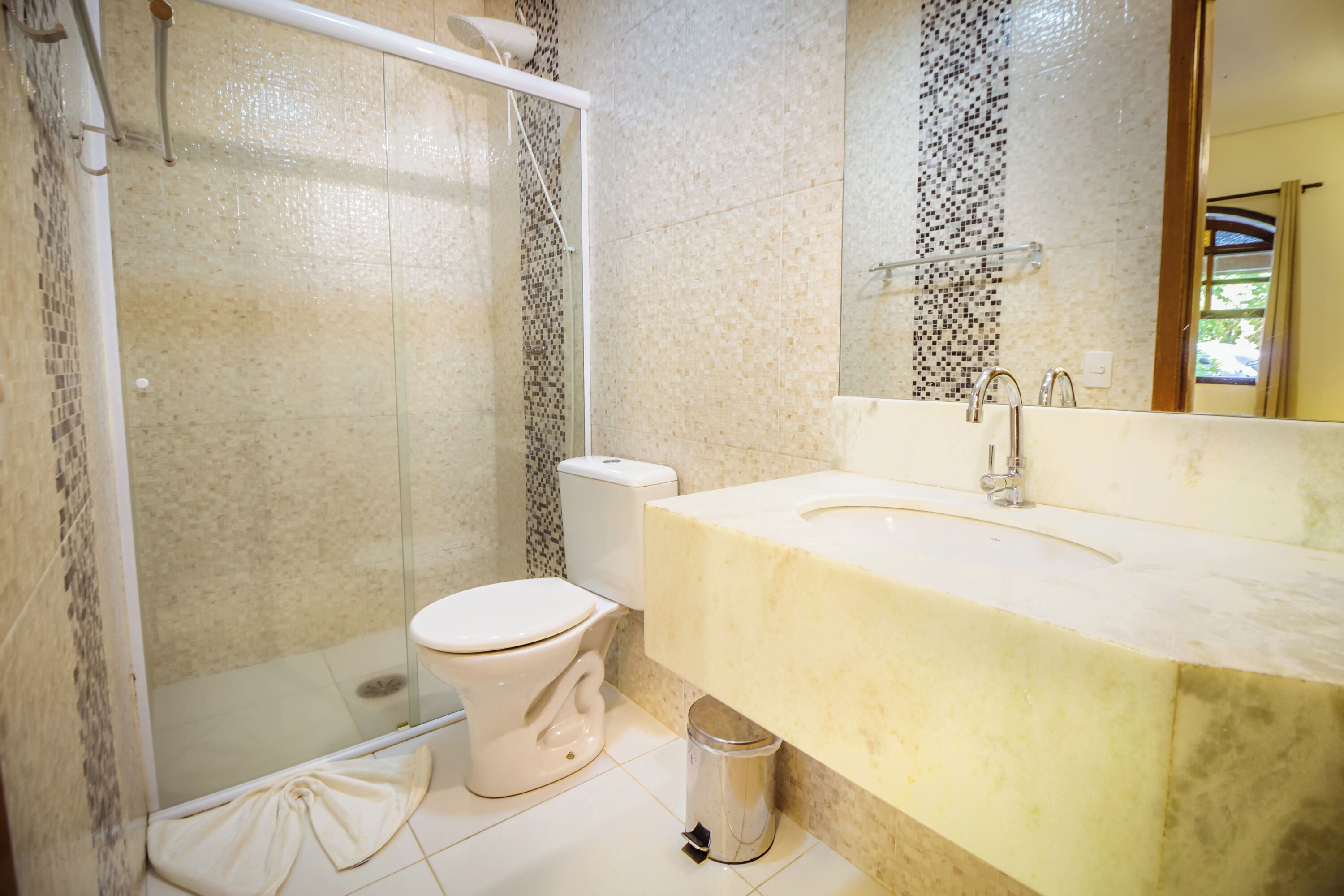 Un baño con ducha, inodoro y lavabo.