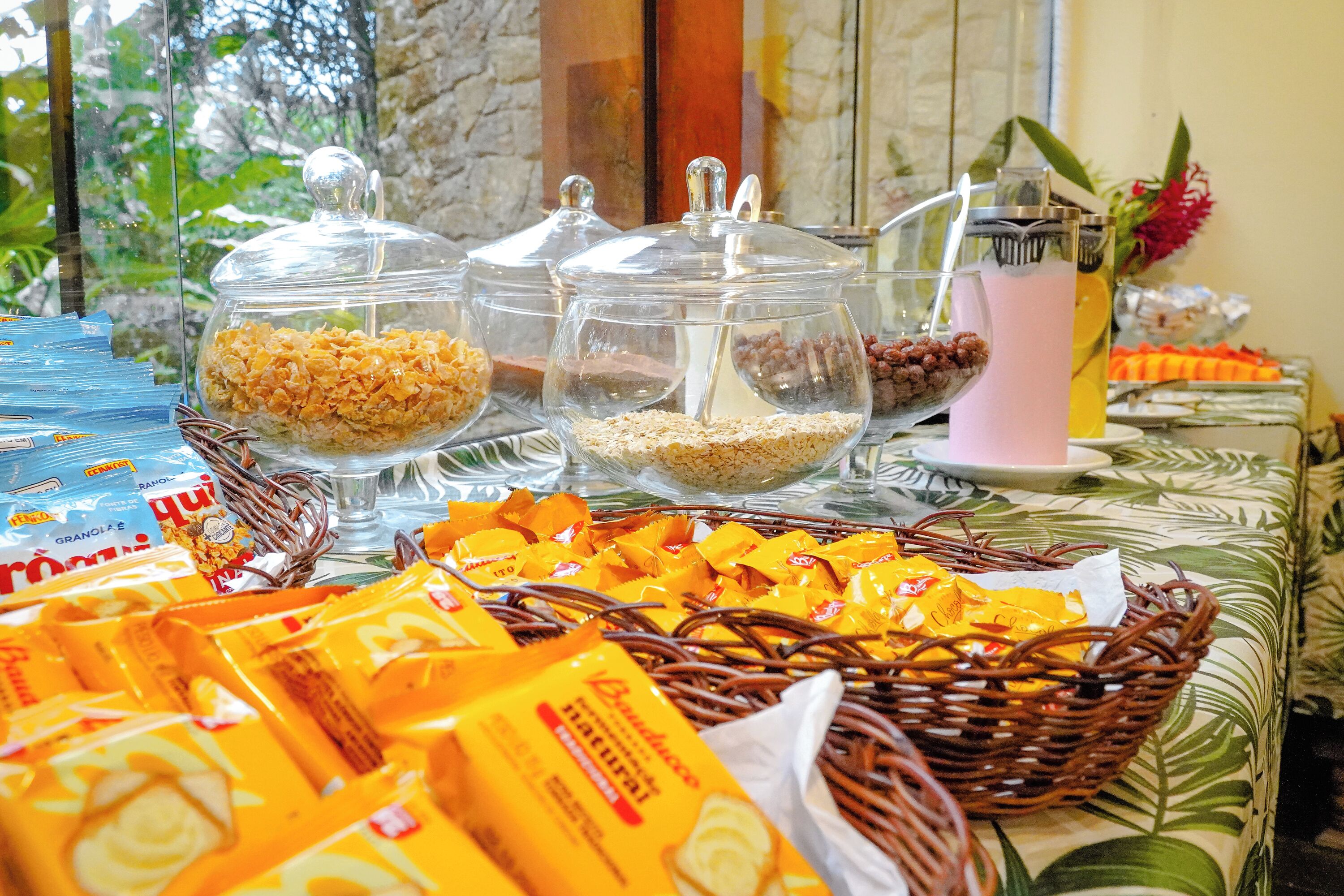 Een buffet met diverse gerechten en bakken.