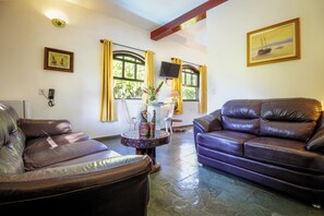 Vip Hidro | Living room | 20-inch TV with satellite channels - VELINN Feiticeira Praia Hotel (Ilhabela)