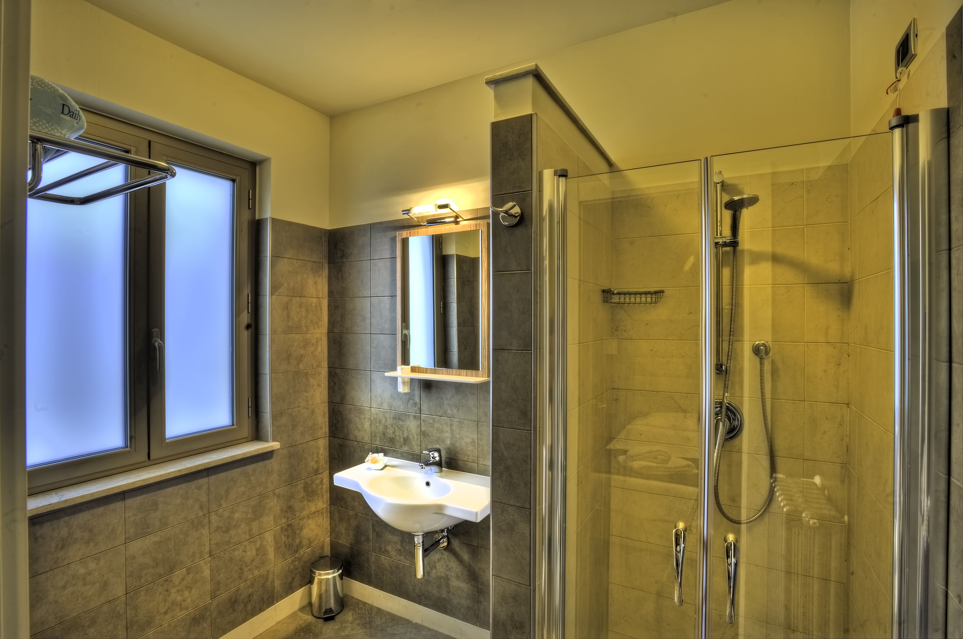 Camera singola | Bagno | Doccia, soffione a pioggia, set di cortesia gratuito, asciugacapelli