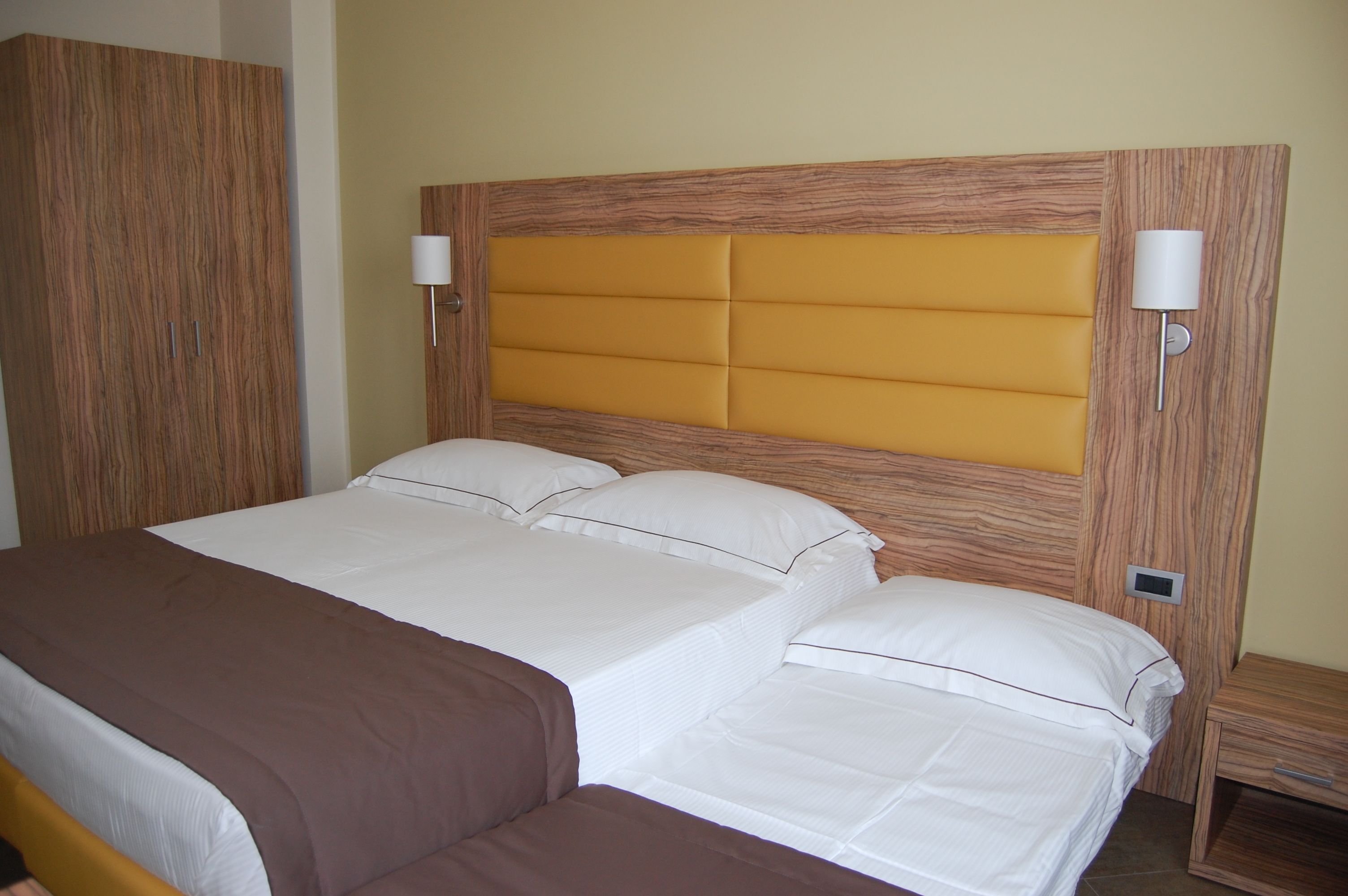 Copriletto in piuma, minibar, una cassaforte in camera