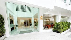 Front of property - The One Hotel Bay Breeze Pattaya (Pattaya)