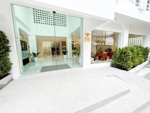 Front of property - The One Hotel Bay Breeze Pattaya (Pattaya)