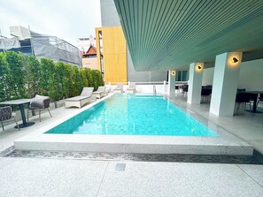 10 outdoor pools, sun loungers - The One Hotel Bay Breeze Pattaya (Pattaya)