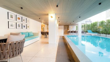 10 outdoor pools, pool loungers