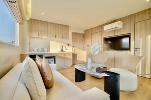Sea View Suite Double Bed | Bar mini, peti besi dalam bilik, meja, langsir/tirai gelap terus 