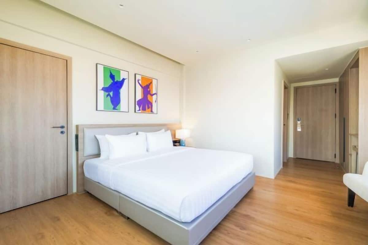 Minibar, caja de seguridad en la habitación y escritorio