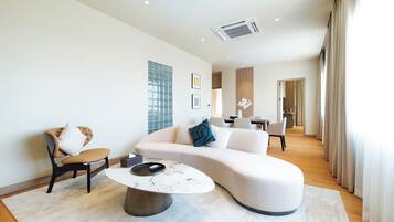 Family Suite Double or Twin bed | Minibar, in-room safe, desk, blackout curtains