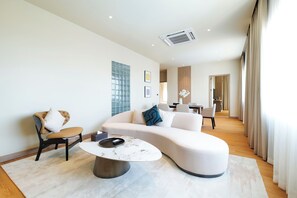 Family Suite Double or Twin bed | Minibar, Zimmersafe, Schreibtisch, Verdunkelungsvorhänge