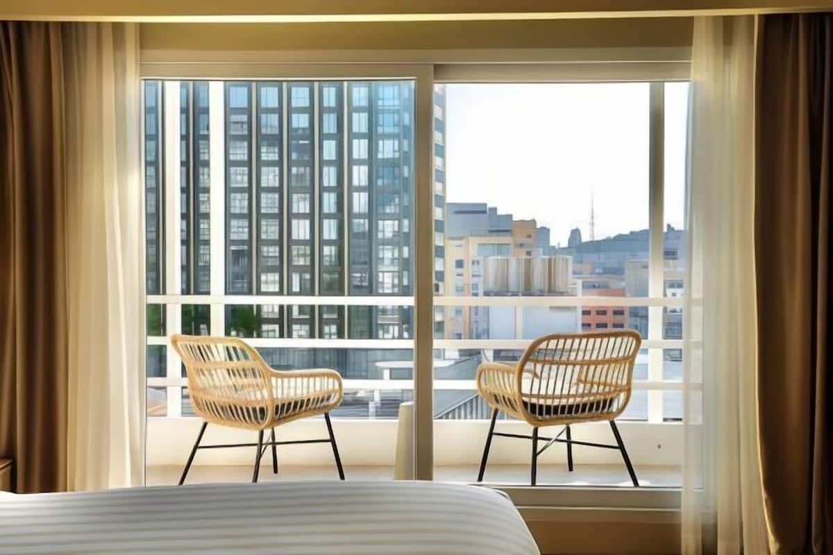Minibar, caja de seguridad en la habitación y escritorio