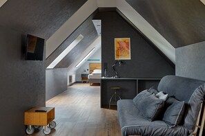 Deluxe Double Room | Hypo-allergenic bedding, in-room safe, individually furnished, desk - KRÖGER by Underdog Hotels (Hamburg)