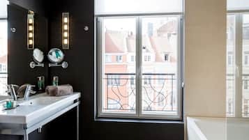 Exclusieve kamer, 1 kingsize bed met slaapbank, niet-roken (with Sofabed) | Badkamer | Een douche, een regendouche, gratis toiletartikelen, een haardroger