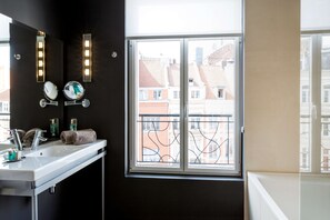 Exclusive Room, 1 King Bed with Sofa bed, Non Smoking (with Sofabed) | Bathroom | Shower, rainfall showerhead, free toiletries, hair dryer - Boa Hotel - BW Signature Collection - Lille Centre Gares (Lille)