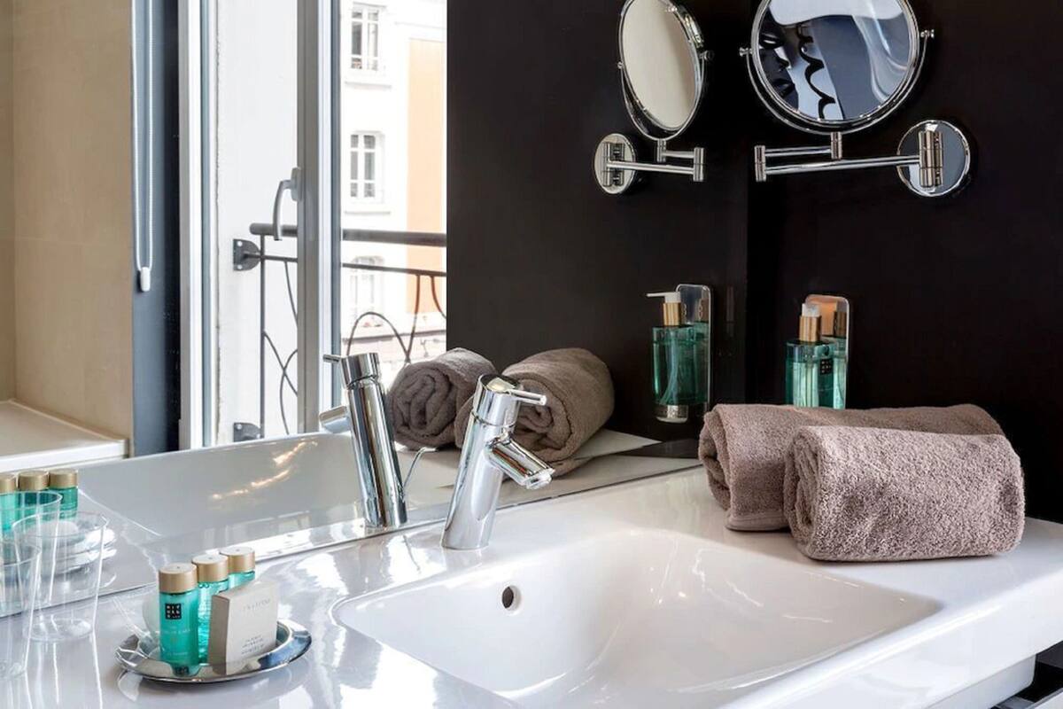 shower, rainfall showerhead, free toiletries, hair dryer