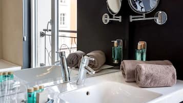 Dusche, Regendusche, kostenlose Toilettenartikel, Haartrockner