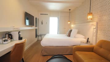 Exclusieve kamer, 1 kingsize bed met slaapbank, niet-roken (with Sofabed) | 1 slaapkamer, luxe beddengoed, een gratis minibar, een kluis op de kamer