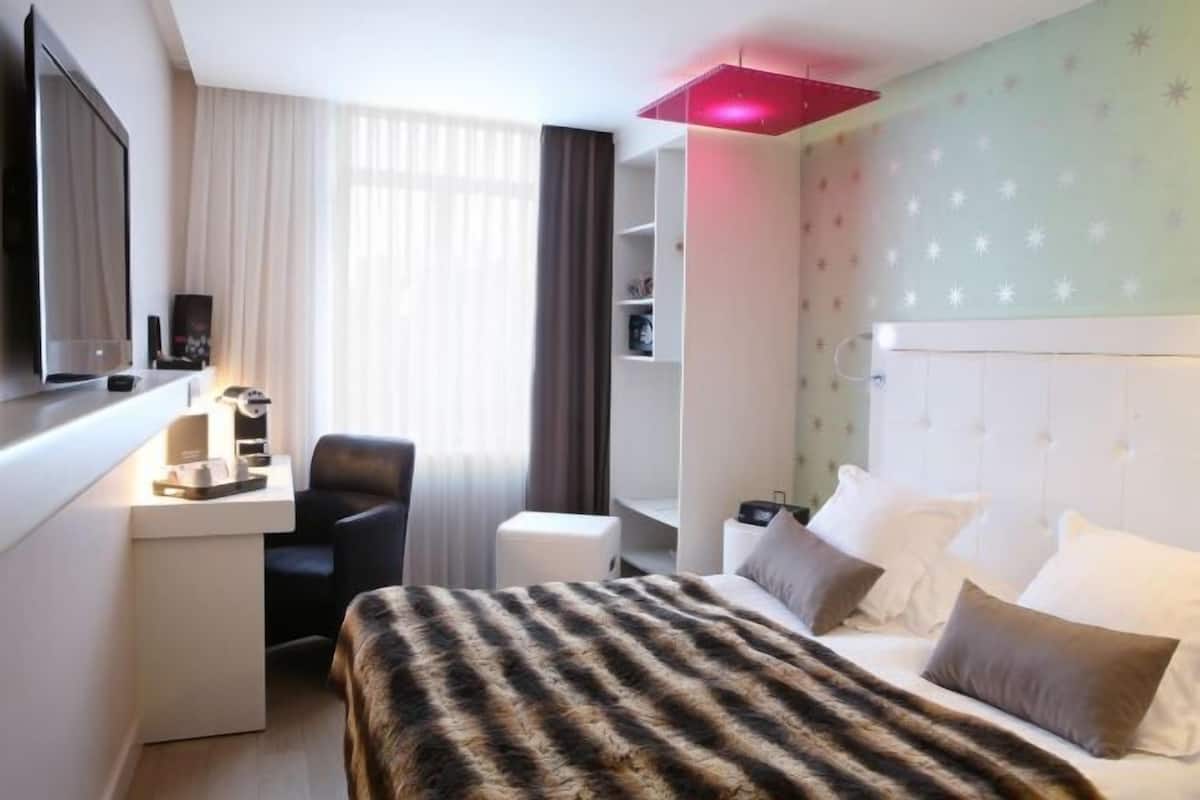 Premium bedding, free minibar, in-room safe, desk