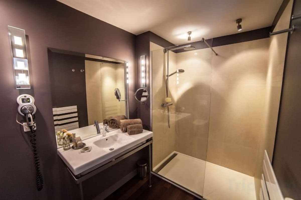 Een douche, een regendouche, gratis toiletartikelen, een haardroger