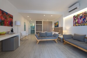 Down comforters, pillowtop beds, in-room safe, desk - Pietre Bianche (Pizzo)