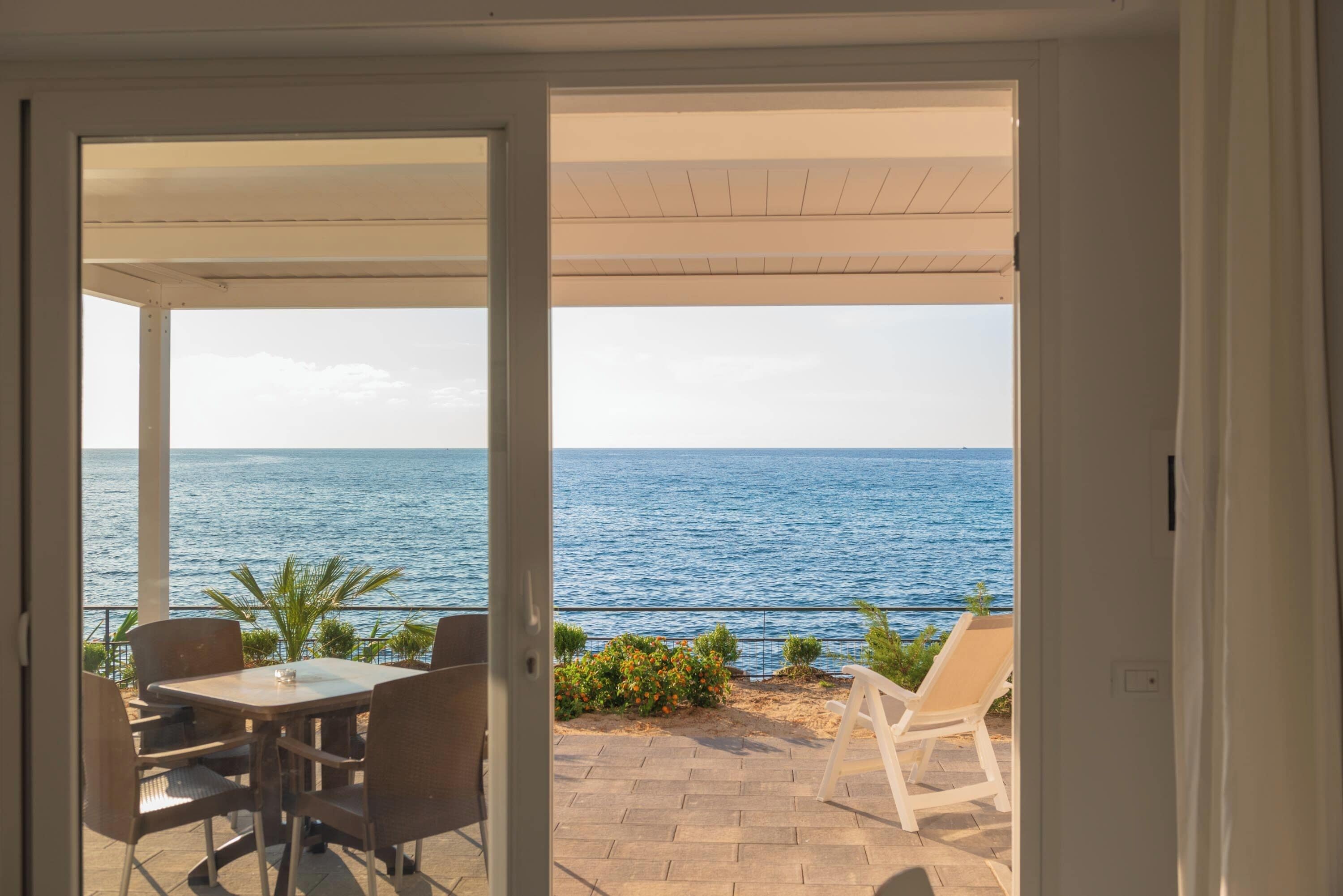 Suite panoramica, vista mare | Copriletto in piuma, materassi a doppio strato, una cassaforte in camera