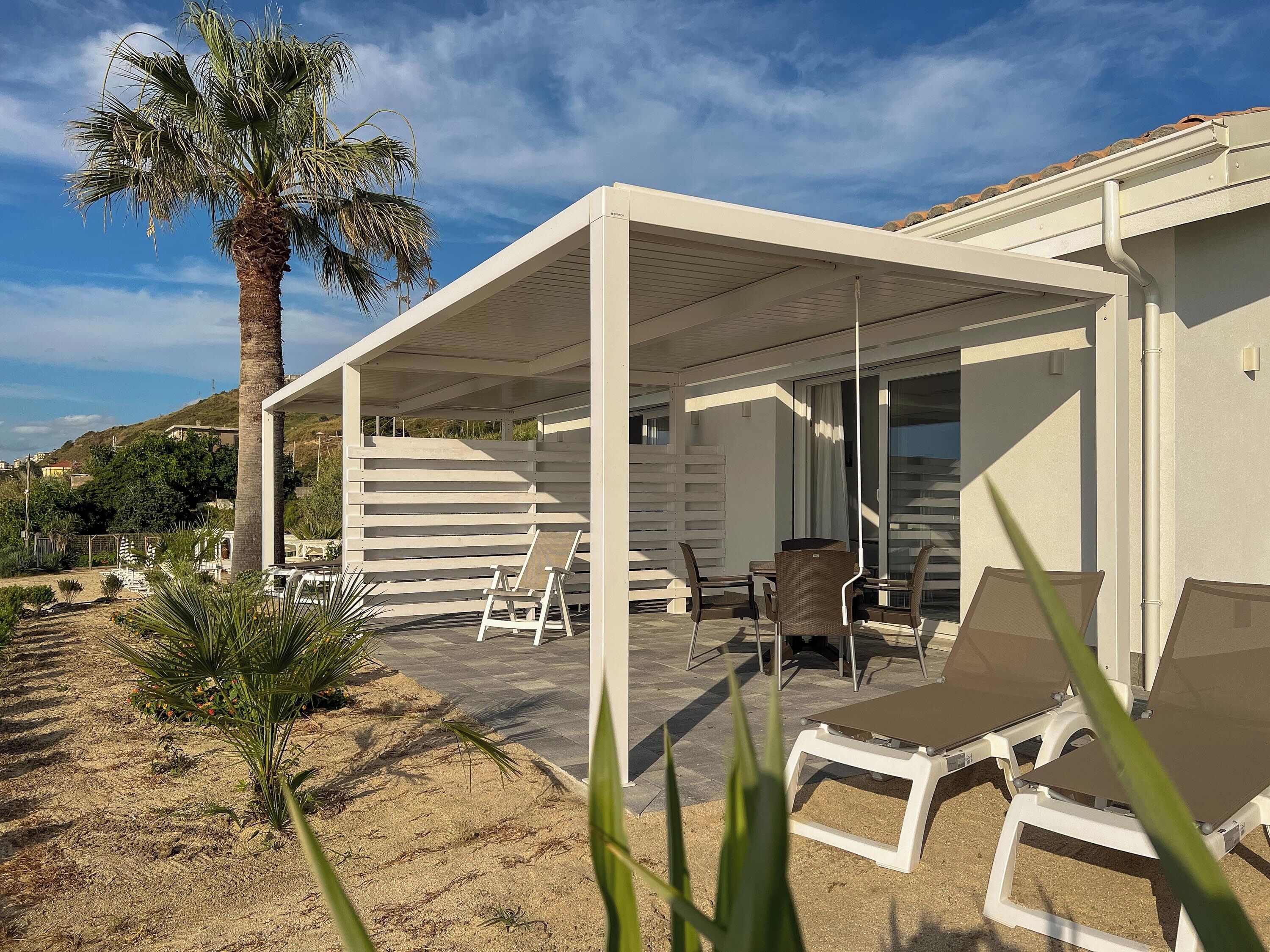 Suite Panoramique, vue mer | Couette en duvet d'oie, surmatelas, coffres-forts dans les chambres