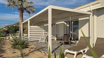 Suite Panoramique, vue mer | Couette en duvet d'oie, surmatelas, coffres-forts dans les chambres