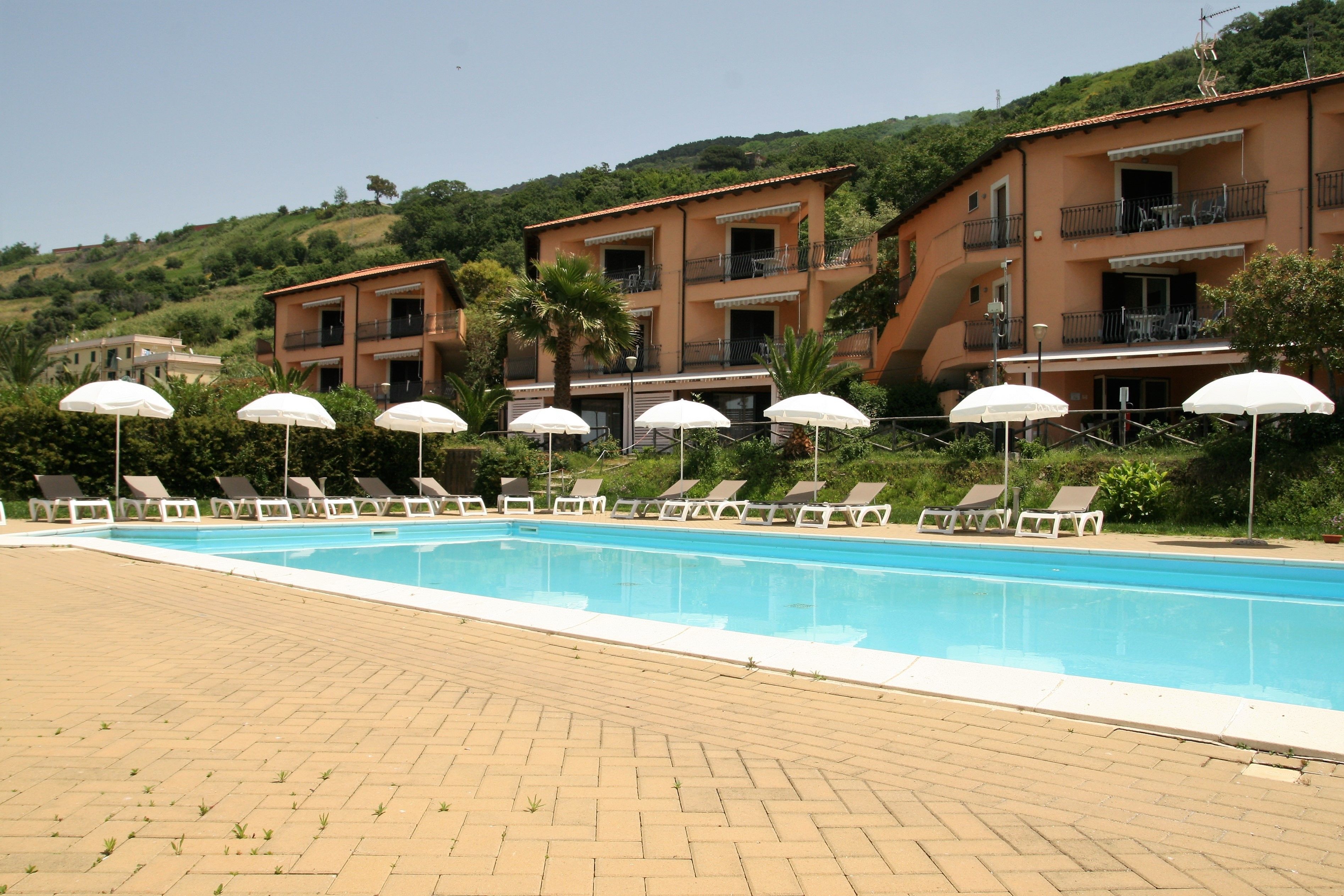 Außenpool, Sonnenschirme, Liegestühle