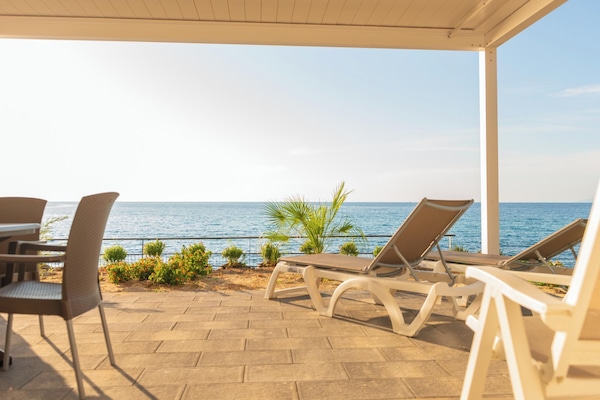 Suite panoramica, vista mare | Copriletto in piuma, materassi a doppio strato, una cassaforte in camera