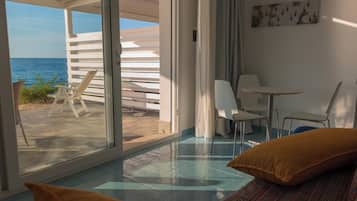 Panorama suite, uitzicht op zee | Donzen dekbedden, pillowtop-bedden, een kluis op de kamer, een bureau