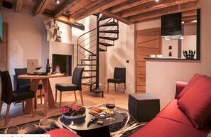 Una televisión de pantalla plana, una chimenea, un ordenador