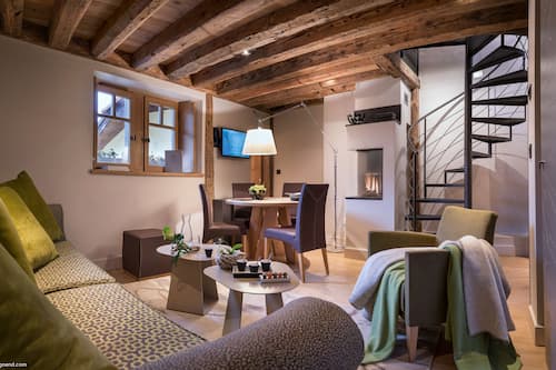 Appartement Triplex avec Cheminée et Hammam | Salle de séjour | Télévision à écran plat, cheminée, ordinateur, films à la carte
