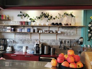 Tägliches kontinentales Frühstück (15 EUR pro Person)