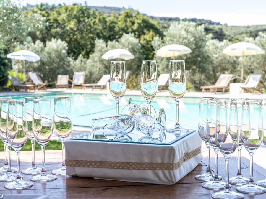 Una piscina al aire libre de temporada (de 09:00 a 19:30), sombrillas