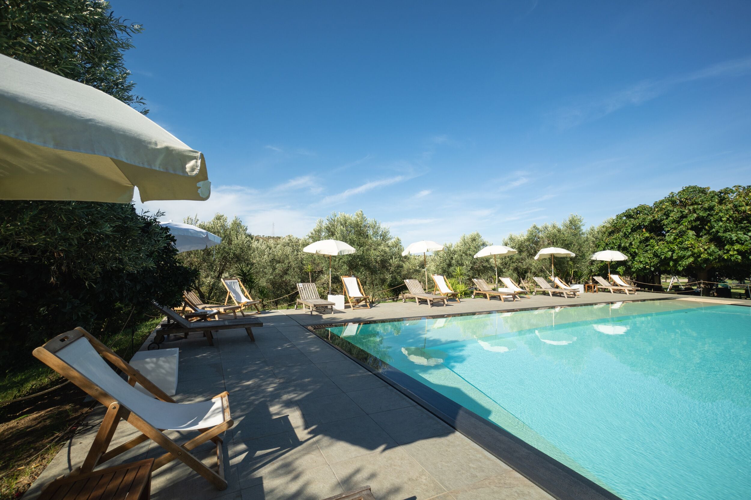 Außenpool (je nach Saison geöffnet), Sonnenschirme, Liegestühle